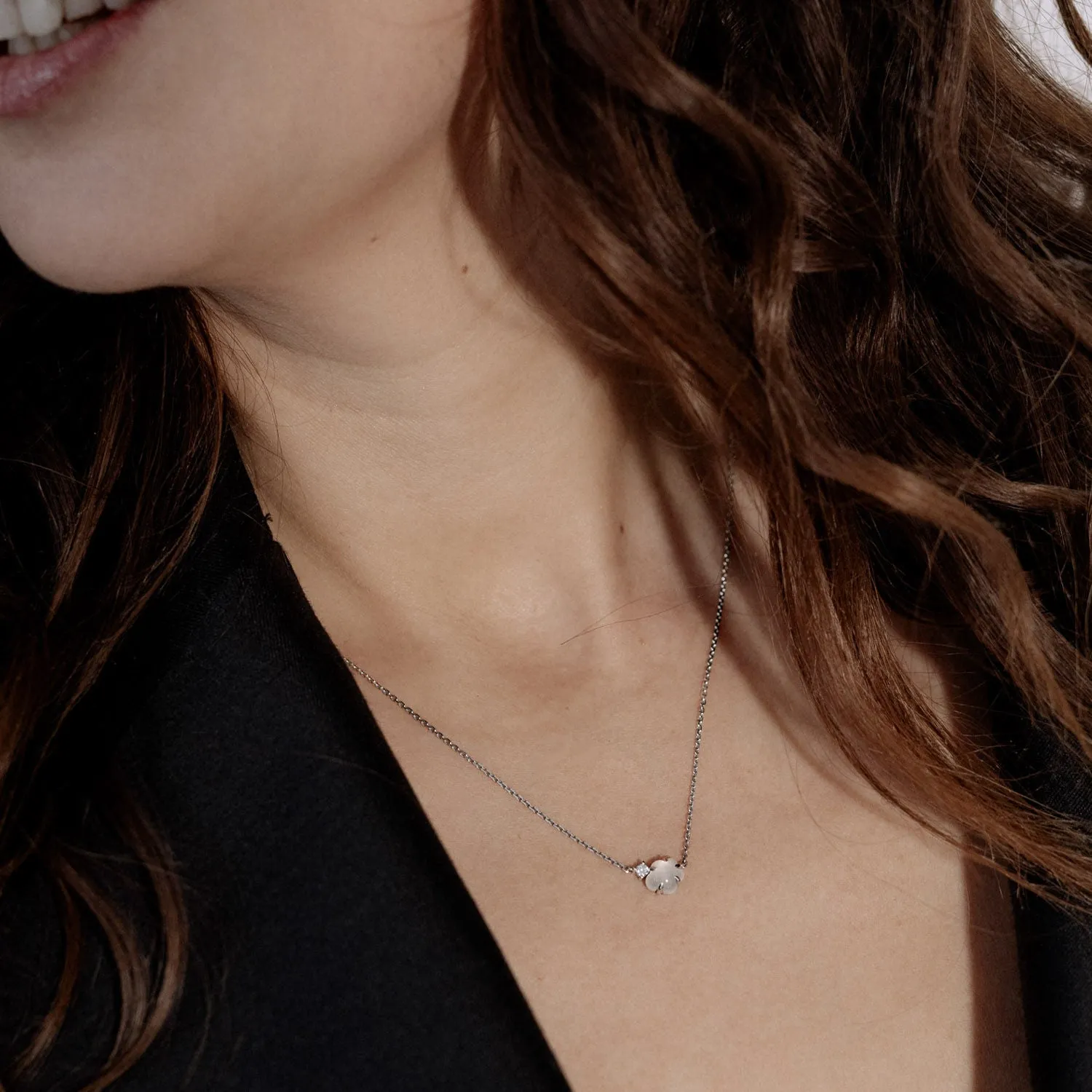 Mid Cloud 18K Whitegold Necklace w. Milkey Quartz & Diamonds